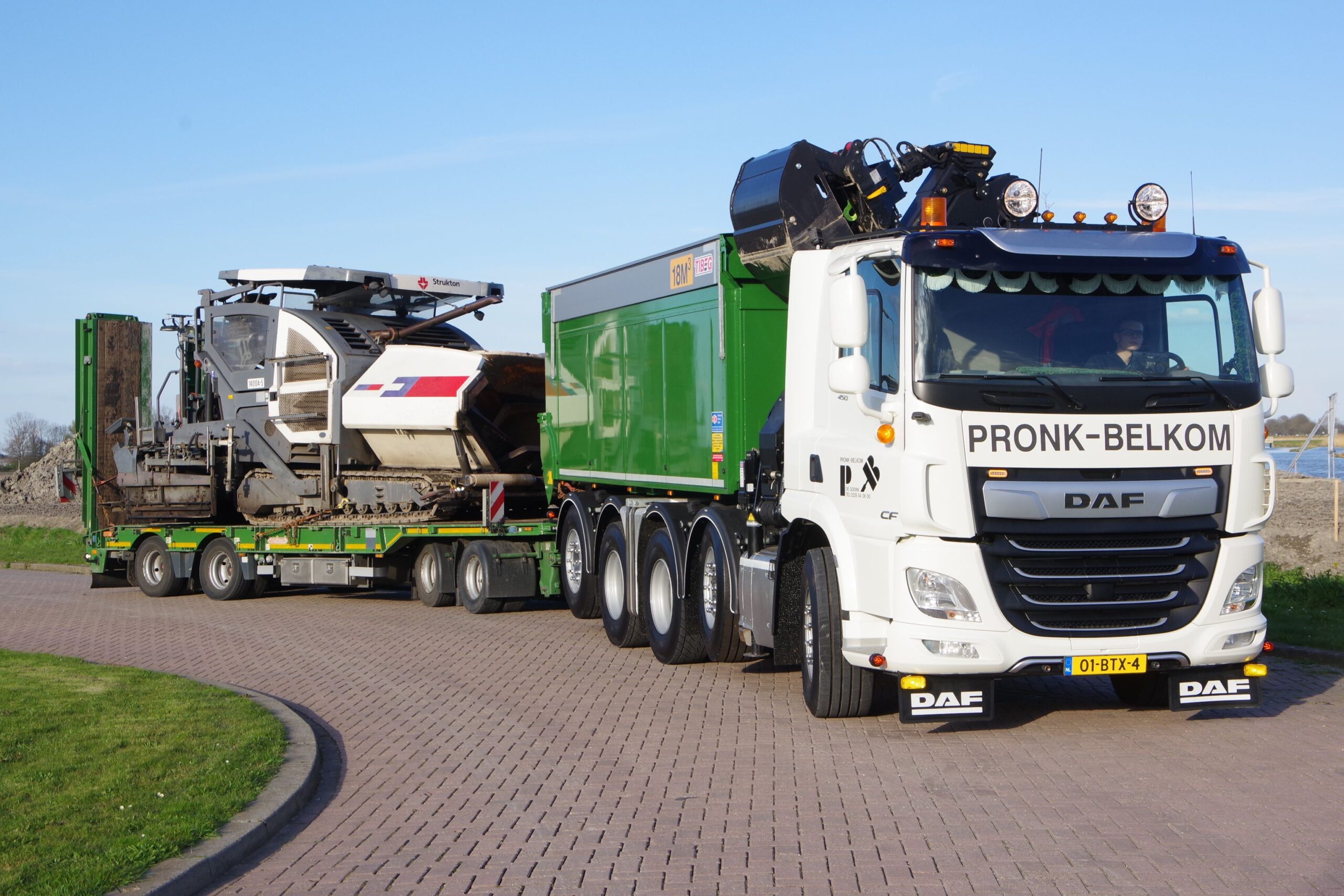 2 DAF_10x4_Quadro_Pronk met Asfaltmachine r stuur 2